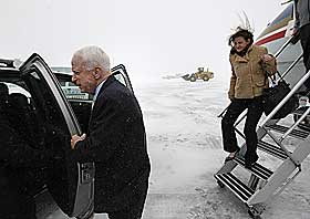 OMGIR SEG MED PENSJONISTER: McCain og hans entourage ankom Appleton, Wisconsin p� mandag. V�ret var d�rlig.