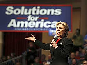 PR�VDE P� ERFARING: Hillary Clintons erfaringsbaserte kampanje i Iowa slo feil. N� er hun passert av Obama, men kan overhodet ikke avskrives enn�. Bildet viser g�rsdagens tale i Madison, Wisconsin.
