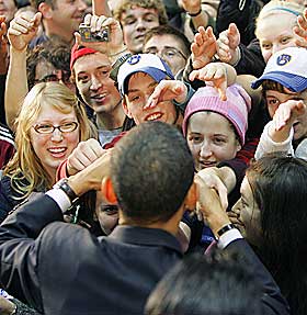 POPUL�R BLANT UNGE: Barack Obama p� et valgkampm�te i Beloit, Wisconsin p� mandag.