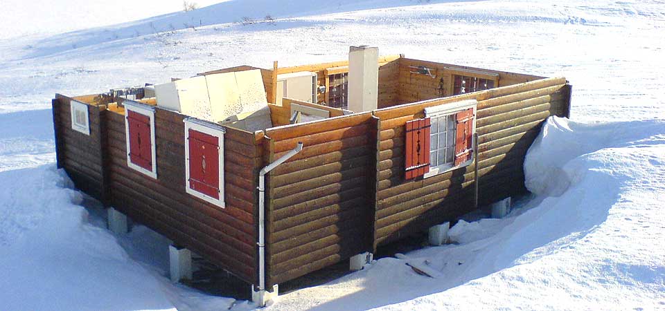 FLERE UKER: Hytteeieren tror taket kan ha bl�st av for en m�neds tid siden.