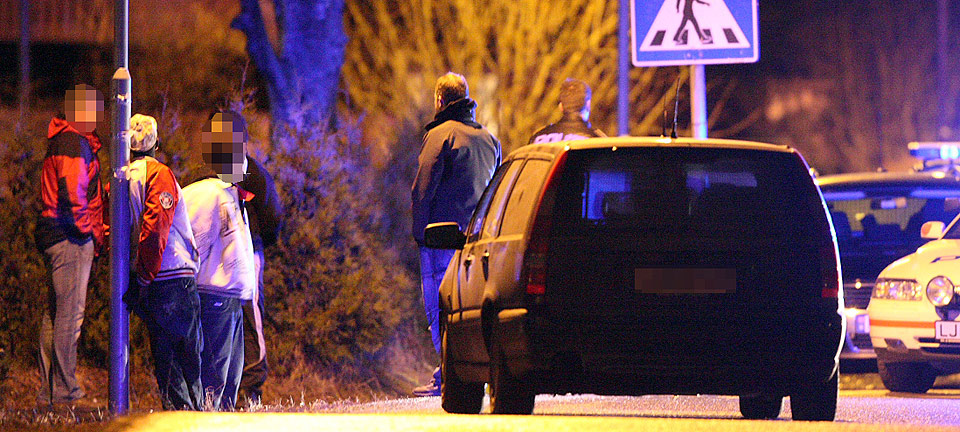  STOR POLITIAKSJON:  Flere av de anholdte i Krokenveien i Sandefjord m�tte vente med h�ndjern i natt mens politiet kj�rte f�rste last til arresten.