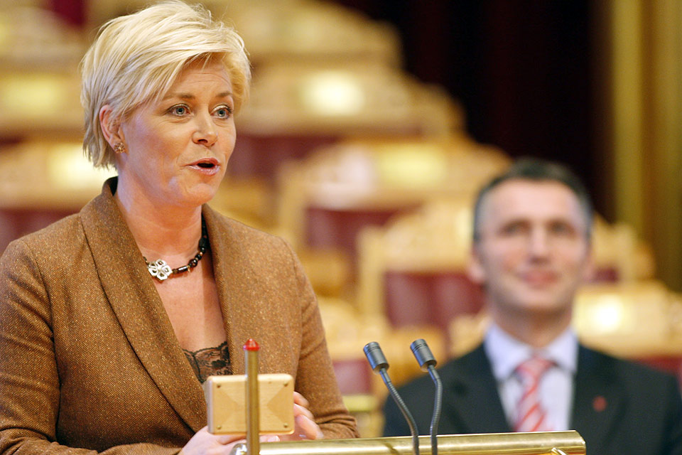  ET HODE H�YERE:  Mens statsminister Jens Stoltenberg og regjeringspartiene basket med statsr�d-dramaet rundt Manuela Ramin-Osmundsen, klatret Siv Jensen og Fremskrittspartiet til topps p� velgertronen.