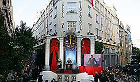 FRELSEREN: Tom Cruise holder tale for Madrids scientologimedlemmer i 2004. Scientologikirken er blitt anerkjent som religion i Spania de senere år. Sverige godkjente trosretningen allerede i 1999.