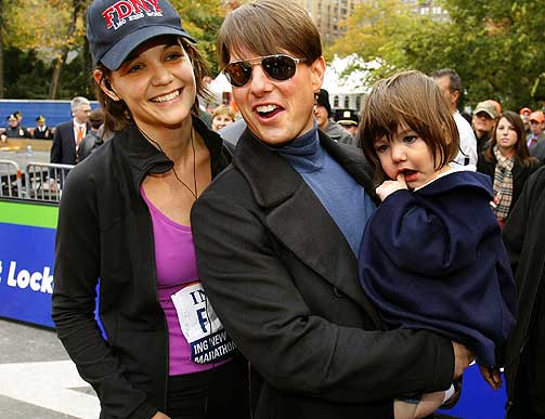MISSION IMPOSSIBLE: Scientologenes mål er verdensherredømme, og Tom Cruise er sektens fremste våpen. Her er Cruise sammen med kona Katie Holmes (som nettopp har avsluttet New York Marathon) og deres datter Suri. Forfatter Andrew Morton hevder i sin uautoriserte Cruise-biografi at Holmes ble inseminert med L. Ron Hubbards spermier, og at Suri således nedstammer direkte fra scientologikirkens grunnlegger.