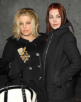 KONGENS KVINNER: Mens Elvis-fans er medlem av The First Presleyterian Church of Elvis The Devine, valgte kona Priscilla Presley og dattera Lisa Marie å melde seg inn i scientologikirken. Priscilla til høyre.
