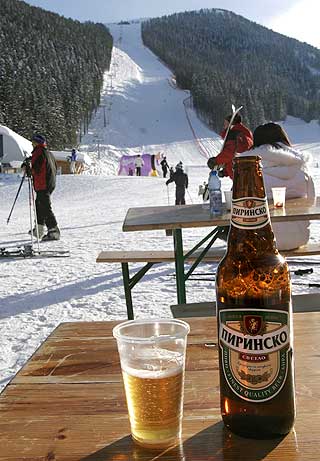 RIMELIG �L: En flaske bulgarsk �l p� skistedet i Bansko.