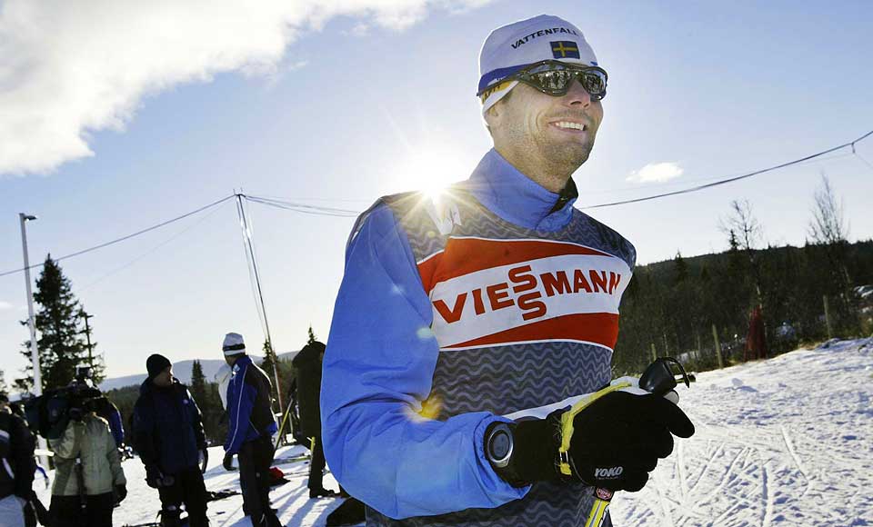 SKIL�RER: Thomas Alsgaard - dessverre med svensk flagg p� lua p� dette bildet - har elleve gullmedaljer fra OL og VM. N� bruker han ekspertisen til � l�re nordmenn � g� bedre p� ski.
