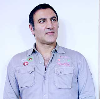 KRITIKERROST: Den svenske forfatteren Mustafa Can (38) har skrevet bok om sin mor, som var analfabet og har begravd sju av sine 15 barn i Kurdistan.