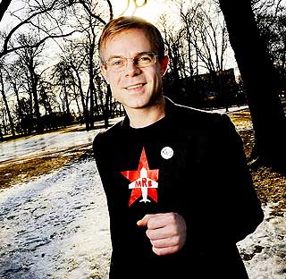 OPPSVING: Tore Renbergs snart fem �r gamle bok, �Mannen som elsket Yngve� g�r fra en tiendeplass opp til andre denne uka.
