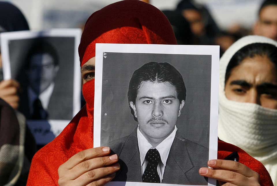 D�DSD�MT: Afghanske kvinner demonstrerer mot d�dsdommen mot 23 �r gamle Sayed Pervez Kambaksh. Journaliststudenten ble i slutten av januar d�mt til d�den for � ha lastet ned en rapport om islam og kvinners rettigheter fra internett.