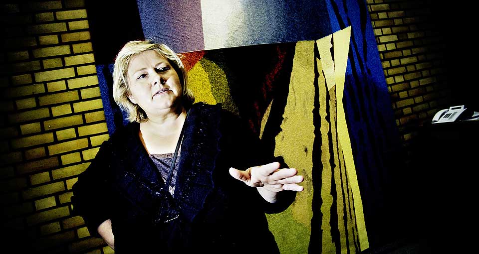 �PNER LOMMEBOKA: H�yre-leder Erna Solberg vil f� flere studenter til � velge allmennl�rerutdanningen ved � ettergi 50.000 kroner av studiel�net deres n�r de har fullf�rt studiet.