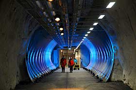 INN I FJELLET: En 93 meter lang tunnel inn i fjellet leder til tre store lagringshaller som holder stabile 18 minusgrader med et elektrisk fryseanlegg.