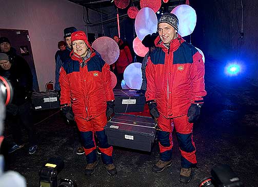 DEN F�RSTE KASSA: Barroso og Stoltenberg fikk �ren av � b�re inn den f�rste svarte kassa med fr� inn i hvelvet som ligger 120 meter inne i fjellet.