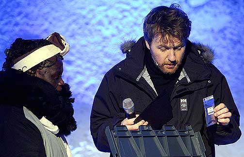 FR�-FREDRIK: Den pensjonerte �F�rst og sist�-programlederen Fredrik Skavlan ledet �pningsseremonien. Her sammen med Wangari Maathai og en fr�pr�ve.