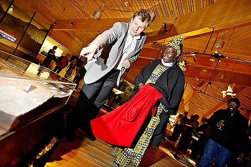 UTSTILLING: Landbruksminister Terje Riis-Johansen var selvf�lgelig ogs� til stede. Her viser han Wangari Maathai en utstilling knyttet til anlegget i Svalbard Museum.