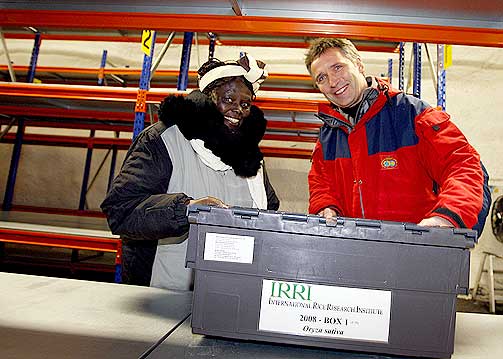 BOKS 1: Maathai og Stoltenberg med det f�rste innskuddet i fr�banken: En boks med ris fra Nigeria. Blant talerne under �pningsseremonien var den filippinske risbonden Tatay Gipo, som fortalte om sikring av fr� fra en bondes perspektiv.