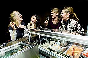 EN SEKSERRESTAURANT: Disse kvinnene hygger seg p� Nodee Asian Cooking i Oslo. Restauranten fikk seks stjerner av Dagbladets anmeldere.
