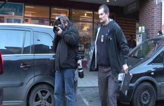 BAR UT UTSTYR: Politiet bar ut flere datamaskiner som ble beslaglagt og vil bli unders�kt n�rmere.