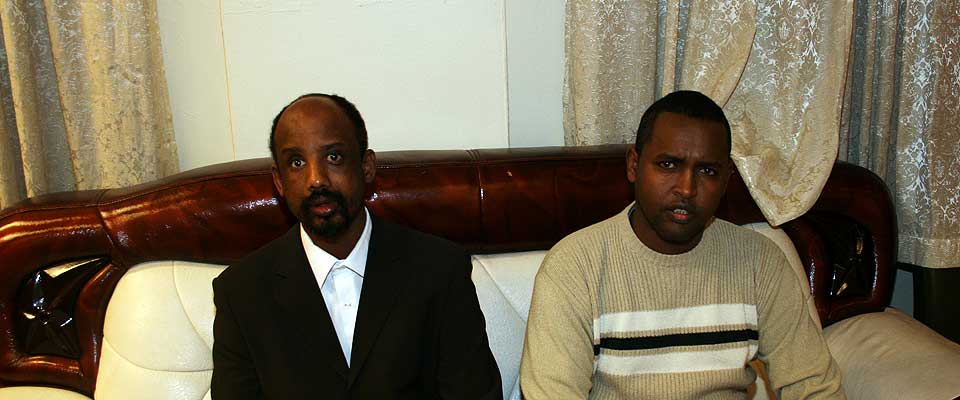- VI ER IKKE TERRORISTER: Hussain Adib og Abdirisak Ismaa Fadal advarer media om � stemple det hele somaliske milj�et som terrorister.