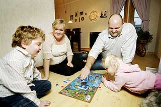 FAMILIEKJ�R: Rune og kona Evelyn er begge p� omsorgspenger for � s�rge for at s�nnen Jesper (6) og dattera Tiril (4) f�r en mest mulig normal oppvekst, til tross for Jespers sykdom.