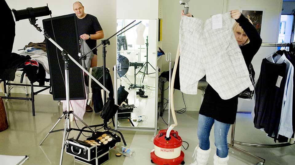 XXXXXXL: Rune K. Johansen tar p� seg sine f�rste antrekk som Dressmanns nye fotomodell og finner til sin store overraskelse ut at kl�rne er for store. En ny opplevelse for en mann som har v�rt st�rst siden 5. klasse p� skolen.