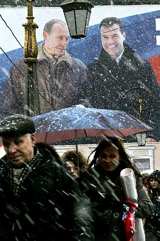 PUTINS ARVTAGER: Russere har de siste ukene sett mange plakater med de to politiske allierte, smilende.