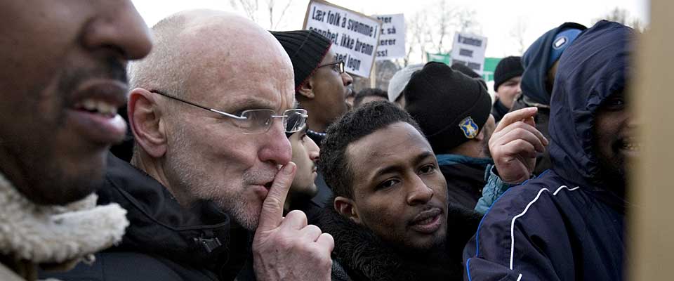 HYSJ!:Trond Ali Linstad mener majoriteten m� frasi seg retten til � sjikanere minoritetene. Her demonstrer han sammen med andre norske muslimer mot �l�gn i mediene og en ytringsfrihet som har g�tt for langt� i 2006.