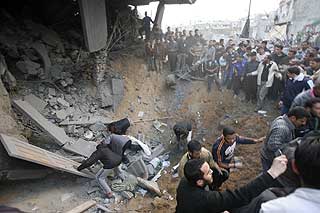 INTENSIVERER ANGREPENE: En gruppe palestinere gjennoms�ker ruinene etter at en israelsk rakett knuste et hus p� Gazastripen.