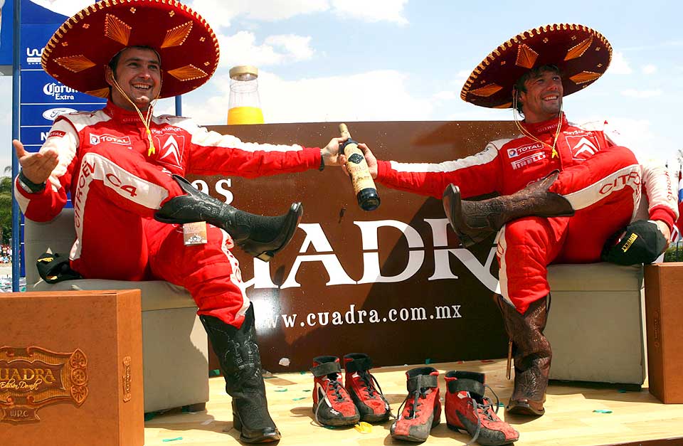 SEIERSVANT: I sombrero og cowboyst�vler feiret Sebastian Loeb (t.h.) nok en seier sammen med kartleser Daniel Elena.
