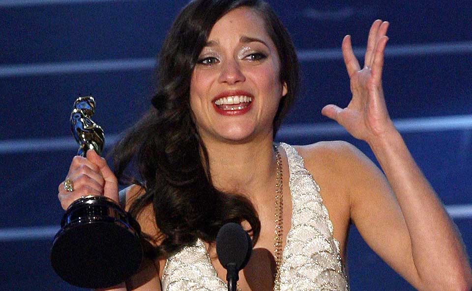 KARRIEREN I FARE? Marion Cotillard ble sp�dd en stor framtid etter � ha f�tt b�de Golden Globe og Oscar for Edith Piaf-filmen. Hennes hang til konspirasjonsteorier kan imidlertid gj�re henne mindre spiselig for det amerikanske publikummet.