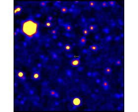 ST�RSTE NOENSINNE: Her, 12 milliarder lys�r unna, og helt p� kanten av det kjente universet, eksploderte det som g�r for � v�re et universets kraftigste gammeglimt, bare sl�tt av The Big Bang i energimengde. Dette bildet ble tatt av Hubble fire m�neder etter glimtet, og lyset fra galaksen (ved pila i midten) har fadet vekk.