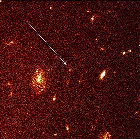 HELDIGVIS LANGT UNNA:  14. desember 1997 tok Hubble-teleskopet dette bildet av et gammaglimt. Det skjedde 12 milliarder lys�r unna, og p� ett sekund ga det fra seg like mye energi som alle stjernene i universet til sammen.