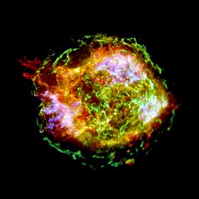 SUPERNOVAREST: Cassiopeia A er restene av en stjerne som p� slutten av 1600-tallet eksploderte 11 000 lys�r unna jorda. Diameteren p� den farverike klatten er ti lys�r.