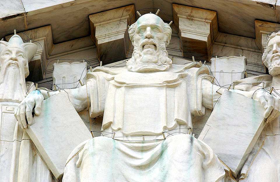 H�Y?:  Profeten Moses avbildet med steintavlene foran h�yesterettsbygningen i Washington.