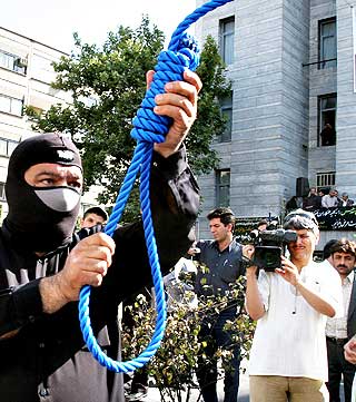 MASKERTE B�DLER: Mens noen av henrettelsene er til allmenn skrekk og advarsel, gj�res noen helt i skjul.