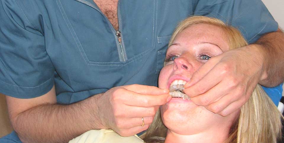 SKINNE P� TENNENE: I Sverige er snorkeskinner vanlig. N� introdueres de ogs� i Norge, men her m� pasientene forel�pig betale dem selv. De tilpasses av tannlege.