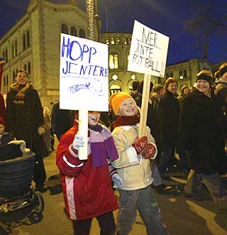 SPORTSFEMINISTER: Syv�ringene Iben og Cana under 8. mars-komiteens demonstrasjonstog i Oslo 2004.