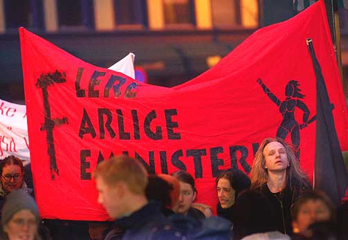 2001: Demonstranter under banneret �Flere farlige feminister�.