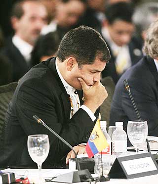 GODTOK UNNSKYLDNING: Ecuadors president Rafael Correa godtok Alvaro Uribes beklagelse for Colombias raid p� fremmed territorium. Dermed var krisen over.