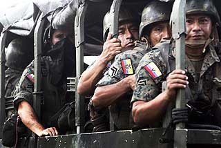 SABELRASLING 2: En gruppe av de ecuadorianske soldatene som er mobilisert etter det kolombianske anslaget mot Farc inne p� Ecuadors territorium for ei uke siden.