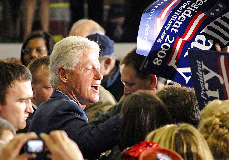 TROR P� SAMARBEID: Bill Clinton h�per Barack Obama vil stille som visepresidentkandidat sammen med kona Hillary. Det vil ikke Obama.