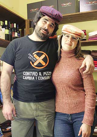 �PNER BUTIKK: Fabio Messina og Valeria Di Leo vil hjelpe Pizzo-nekterne � tjene penger.