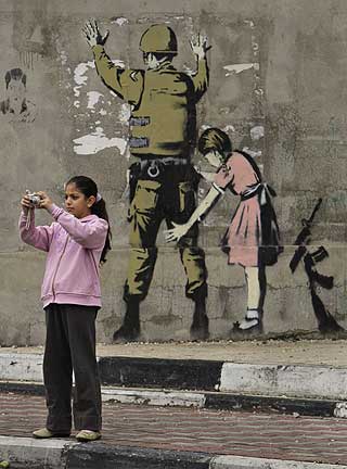 MALTE PÅ MUREN: I desember i fjor lagde han denne grafittien til muren i Bethlehem.