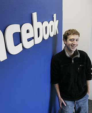 - DU M� STILLE ET SP�RSM�L: Mark Zuckerbergs oppfordring til journalisten ble fulgt av enorm applaus fra salen.
