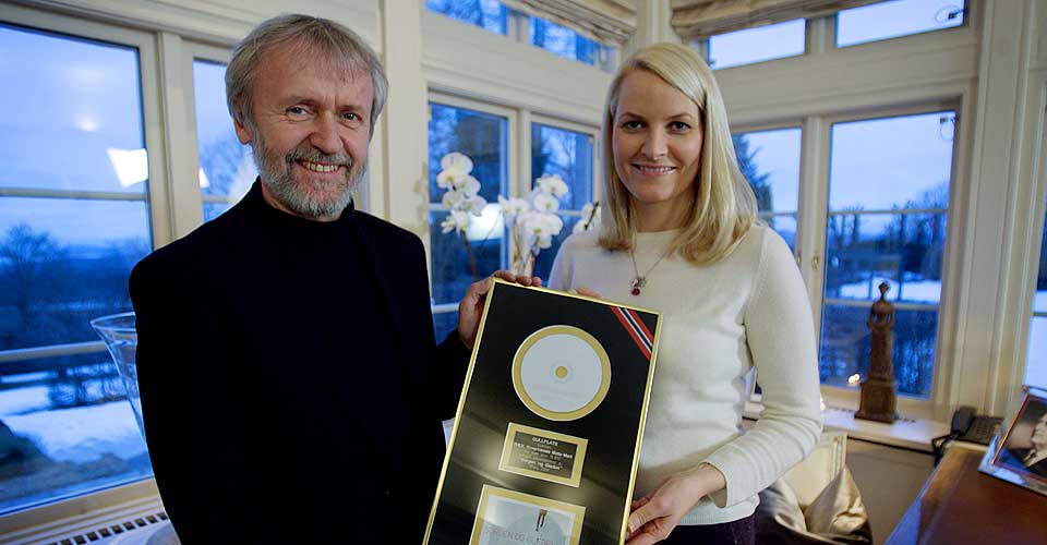 KONGEGLAD: Mette-Marit f�r utdelt gullplata fra produsent Erik Hillestad i Kirkelig Kulturverksted.