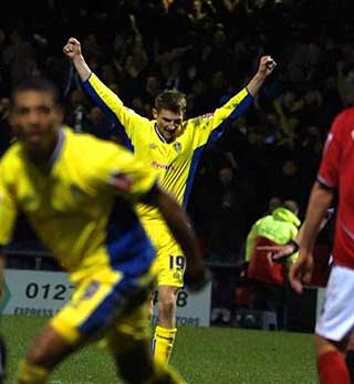 HAR JUBLET FOR SISTE GANG: Her jubler Tore André Flo i en av hans siste kamper som fotballspiller, mot Crewe i januar.