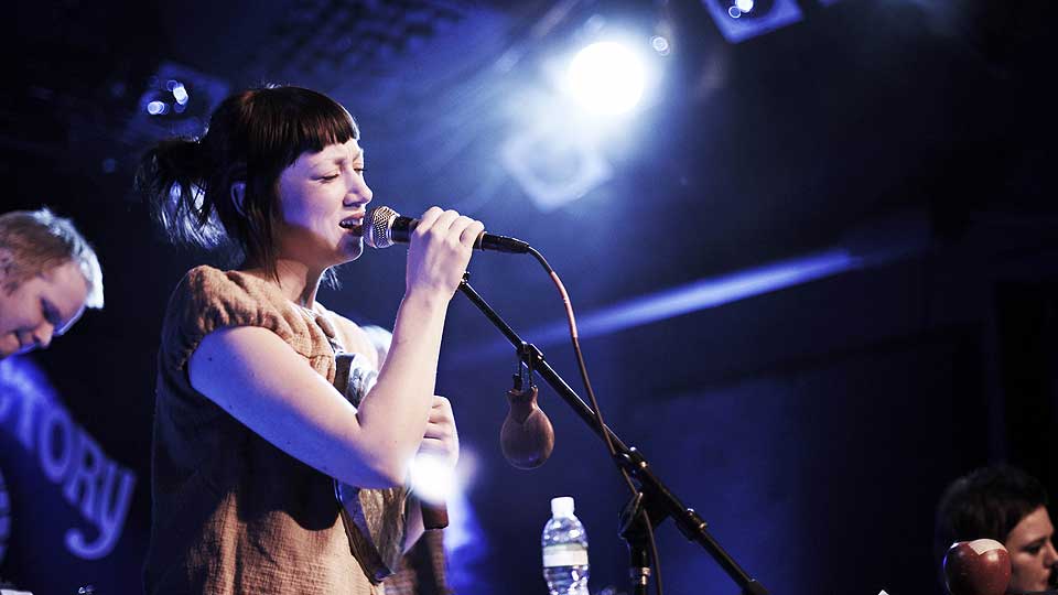 KONSERT: Hanne Hukkelberg p� The Knitting Factory. New York Times skal visstnok ha v�rt i salen.