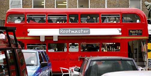 RESTAURANT: Denne bussen st�r parkert i en av sidegatene til Brick Lane. I dag kj�rer ikke dobbeltdekkeren i trafikk lenger, men er ombygd til spisested med bord og utsikt i 2. etasje.