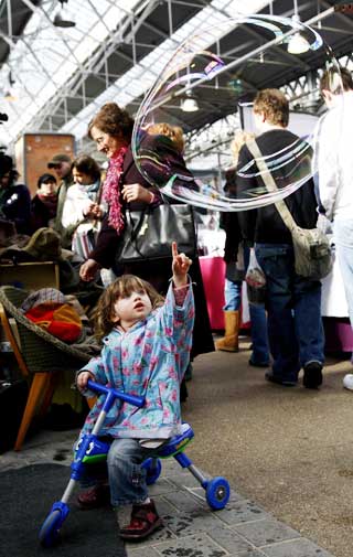 FOR ALLE ALDRE: Om du har med deg sm� barn p� Spitalfields Market, s� er det mer enn nok som skjer for � holde dem i aktivitet, mens mor og far shopper.