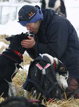 PLEIET HUNDENE: Team Norway tror Kjetil Backen har spart hundene inn til m�lpassering.